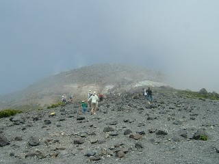 霧の出た登山道