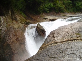 鱒飛の滝